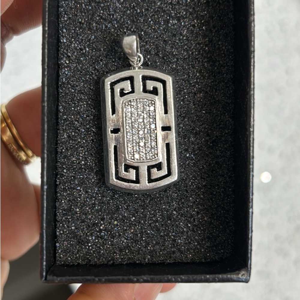 Elegant Silver Pendant with Intricate Design
